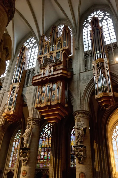 Pipe organ in Interior of St. Michael and St. Gudula Cathedral, Bruselas — Foto de Stock