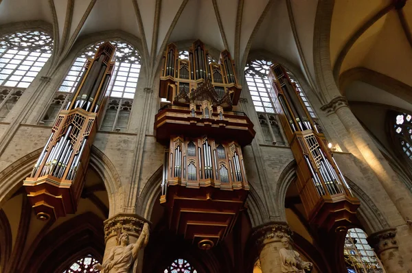 Órgãos de tubos no interior da Catedral de São Miguel e Santa Gudula, Bruxelas — Fotografia de Stock