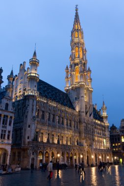 grand place ve Brüksel Belediye Binası Kulesi