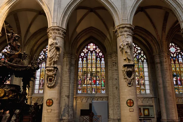 在内部的圣迈克尔和圣古都勒主教座大教堂，布鲁塞尔的雕像 — 图库照片