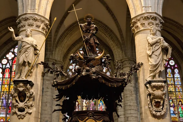 Statyer i inre av st. michael och st. gudula katedralen, Bryssel — Stockfoto
