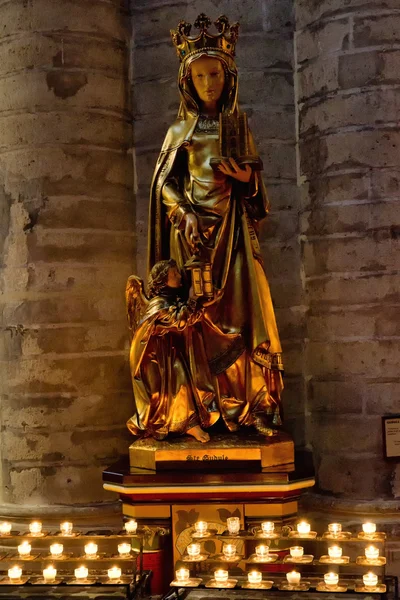 St. Michael와 세인트 Gudula 대성당의 내부에 동상 — 스톡 사진