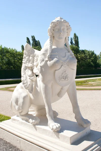 Sphinx standbeeld in de buurt van Paleis belvedere — Stockfoto