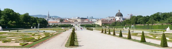Letní snímek park u zámku belvedere — Stock fotografie