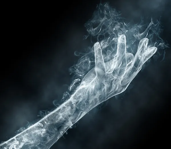 Mão feminina de uma fumaça — Fotografia de Stock