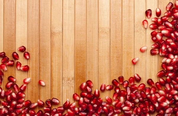 Granatäpple frön på mattan — Stockfoto