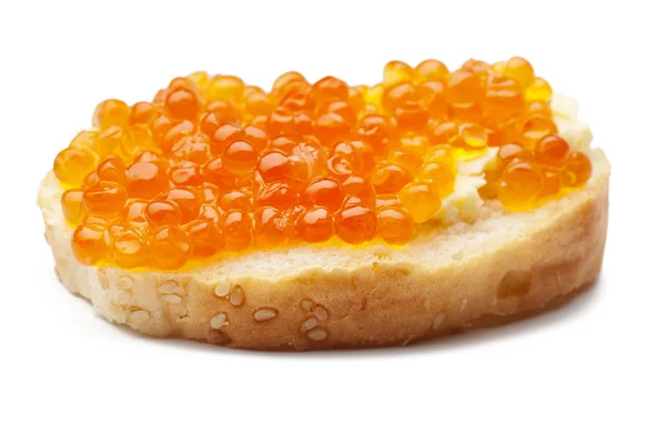 Sandwiches de caviar rojo sobre blanco —  Fotos de Stock