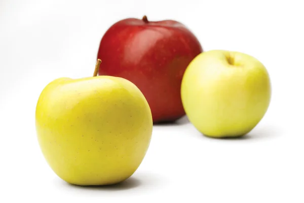 Tres manzanas sobre un fondo blanco —  Fotos de Stock