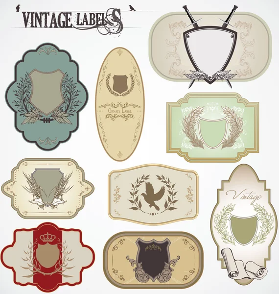 Etiquetas vintage con coronas de laurel y escudos — Vector de stock