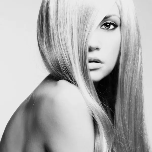 Hermosa mujer con pelo magnífico —  Fotos de Stock