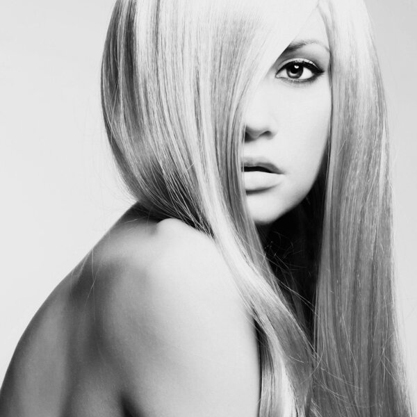 Красивая женщина с великолепными волосами
