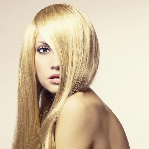Hermosa mujer con pelo magnífico — Foto de Stock