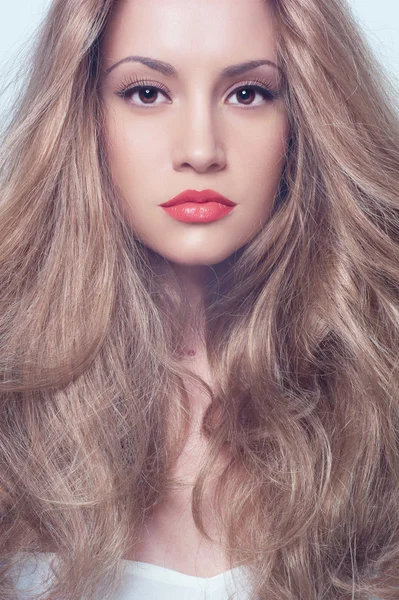 Krásná žena s nádhernými vlasy — Stock fotografie