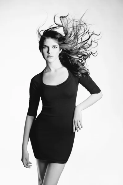Siyah elbiseli güzel Bayan — Stok fotoğraf