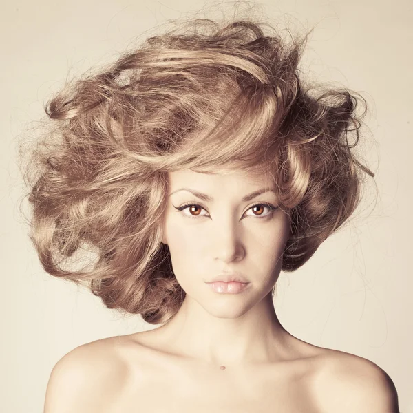 Красива жінка з чудовим волоссям — стокове фото