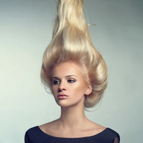 Schöne Dame mit blonden Haaren — Stockfoto