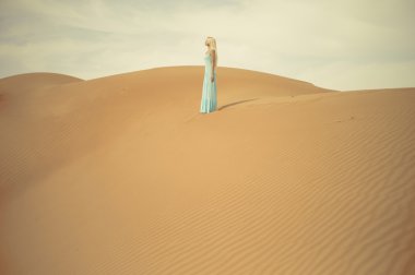 kadın ve çöl. Birleşik Arap Emirlikleri