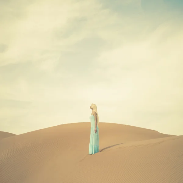 女人和沙漠。阿拉伯联合酋长国 — 图库照片