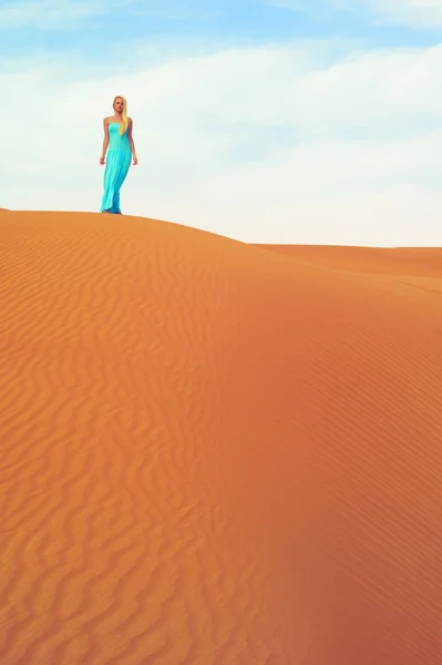Donna e deserto. EAU — Foto Stock