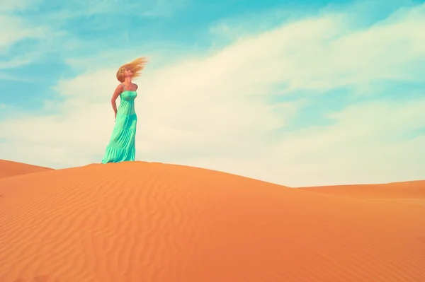 Vrouw en woestijn. Verenigde Arabische Emiraten — Stockfoto