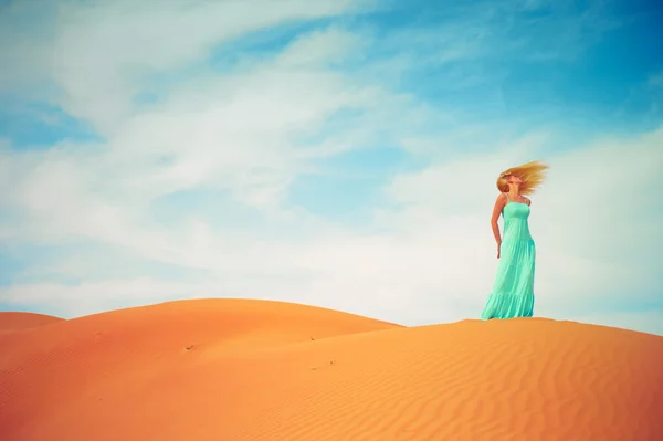Kobieta i pustyni. Zjednoczone Emiraty Arabskie — Zdjęcie stockowe