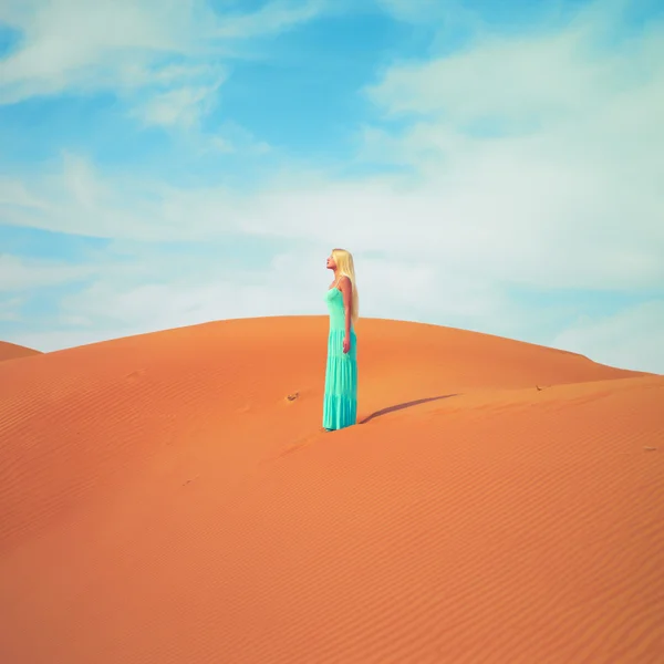 Woman and desert. UAE — Stock Photo, Image