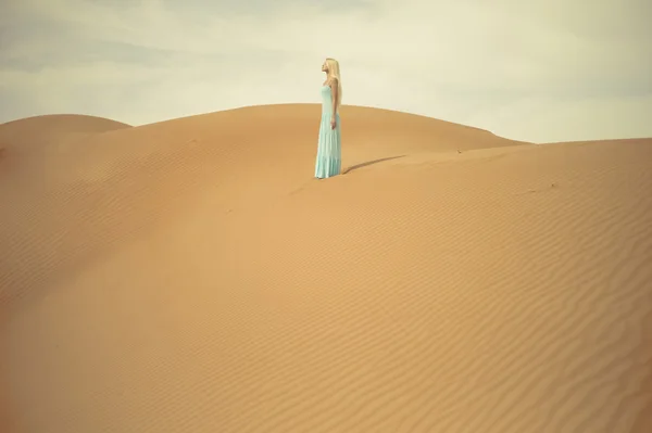 女人和沙漠。阿拉伯联合酋长国 — 图库照片