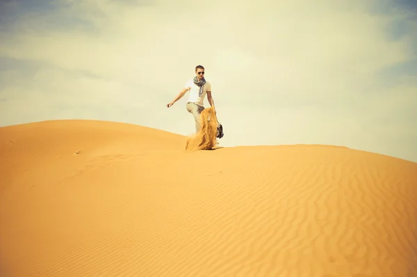Man in desert — Stock Photo, Image