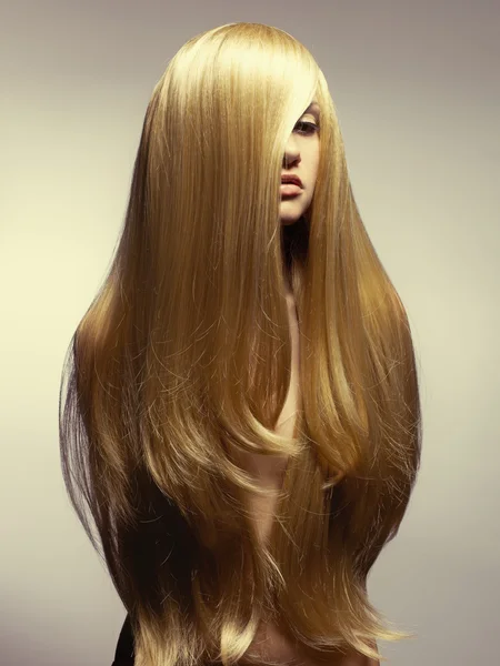 Mulher bonita com cabelo magnífico — Fotografia de Stock