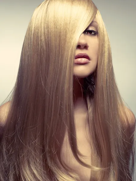 Piękna kobieta z wspaniałe włosy — Zdjęcie stockowe