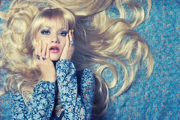 Blondin på blå — Stockfoto
