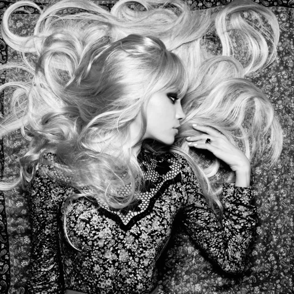 Черно Белое Фото Блондинки Без Лица