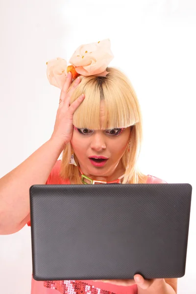 Blond dziewczynka z laptopa — Zdjęcie stockowe