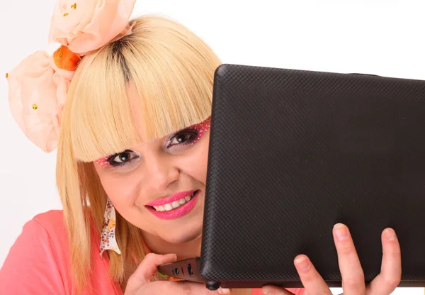 Blond tjej med laptop — Stockfoto