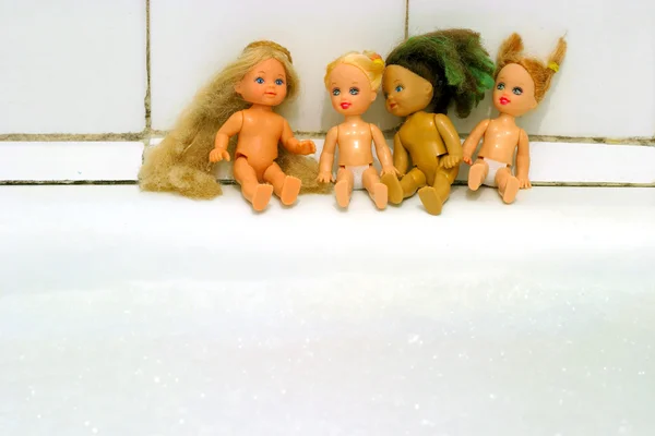 Куклы на краю ванны — стоковое фото