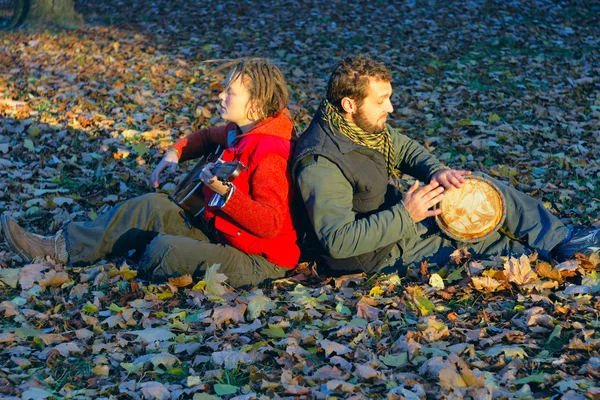 Ein paar junge Musiker sitzen im Boden — Stockfoto