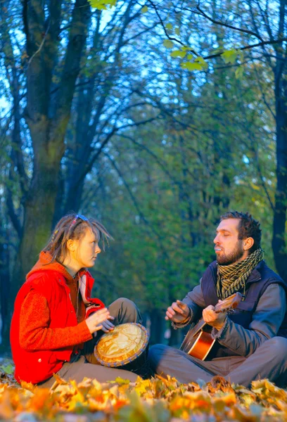 Aşk iki genç müzisyenler — Stok fotoğraf