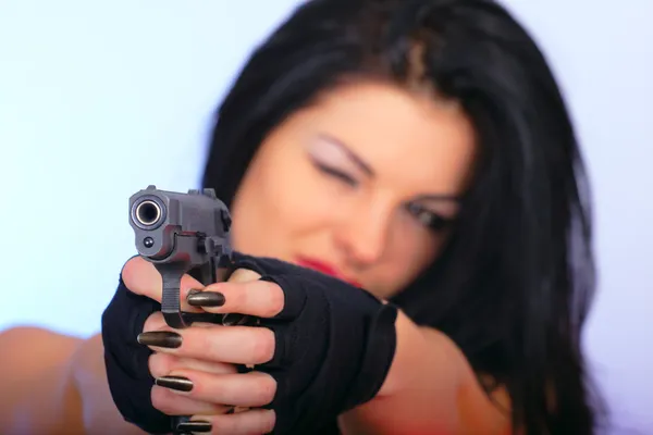 Atrakcyjna dziewczyna z ręki pistolet — Zdjęcie stockowe