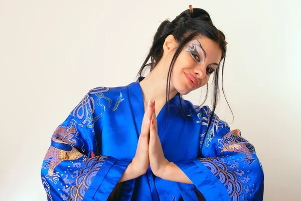 Ragazza in blu asiatico accappatoio con draghi — Foto Stock
