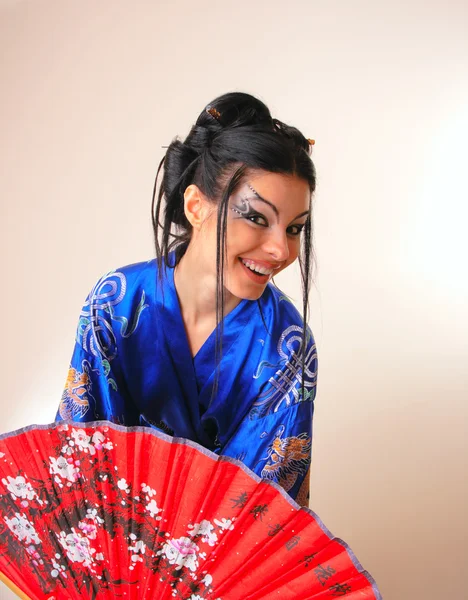 Dziewczyna w niebieski szlafrok Azji ze smokami — Zdjęcie stockowe