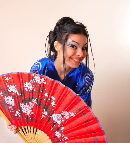 Meisje in blauwe Aziatische badjas met draken — Stockfoto