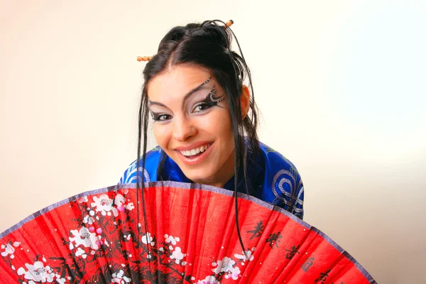 Chica en azul asiático albornoz con dragones — Foto de Stock