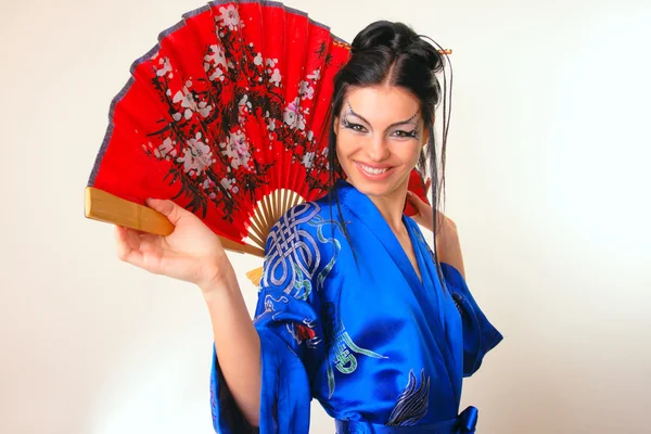 Flicka i blå asiatiska badrock med drakar — Stockfoto