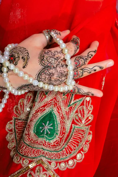 Hand mit traditionellem indischen Ornament — Stockfoto