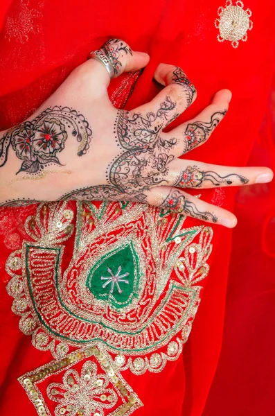 Hand met traditionele Indische ornament — Stockfoto