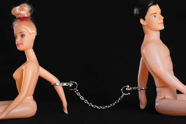 Speelgoed mannen en vrouw verenigd met handboeien — Stockfoto