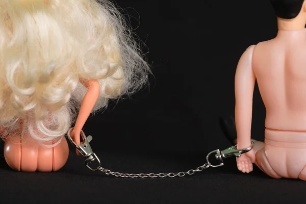 Zabawka mężczyzn i kobiety z metalowych kajdanek — Zdjęcie stockowe