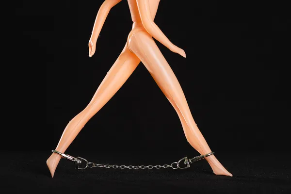 足の金属チェーンとグッズ女性 — ストック写真
