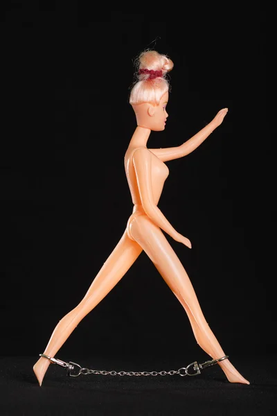 Hračka ženy s kovový řetízek na nohou — Stock fotografie