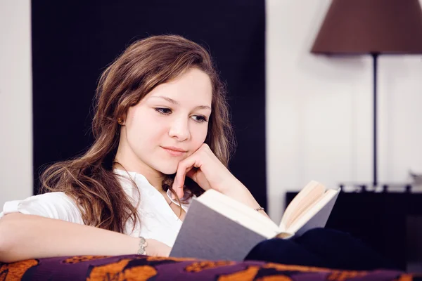 Читающая девушка — стоковое фото